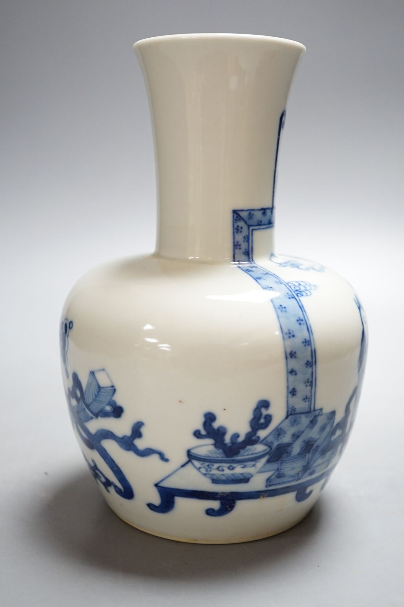 A 19th century Chinese blue and white vase, 20cm